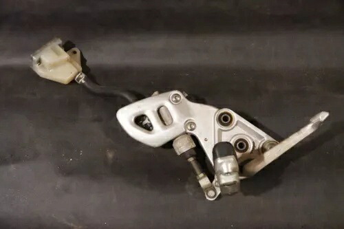 右ブレーキリアセット OEM フットペグ - 99-07 スズキ ハヤブサ GSXR 1300 GSX1300R Right Brake Rearset OEM Footpeg - 99-07 Suzuki Hayabusa GSXR 1300 GSX1300R 【並行輸入品】 36,465円