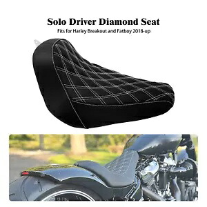 ブラックドライバーソロソフトシート ホワイトライン付き ハーレーブレイクアウトファットボーイ 2018-2023用 Black Driver Solo Soft Seat w/ White Line For Harley Breakout Fat Boy 2018-2023 【並行輸入品】