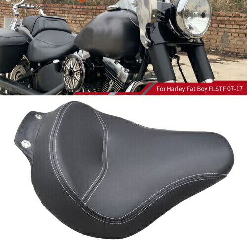 ハーレーファットボーイ用ブラックオートバイフロントドライバーライダーホワイトステッチソロシート Black Motorcycle Front Driver Rider White Stitching Solo Seat For Harley Fat Boy 【並行輸入品】