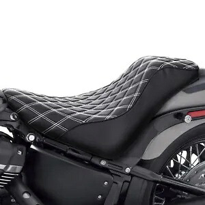 ドライバーソロシートハーレースリムFLSLソフテイルストリートボブFXBB 2018-2023 19に適合 Driver Solo Seat Fit For Harley Slim FLSL Softail Street Bob FXBB 2018-2023 19 【並行輸入品】