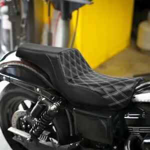 ブラック運転席助手席ハーレーダイナストリートボブFXDB FXDWG 2006-2017に適合 Black Driver Passenger Seat Fit For Harley Dyna Street Bob FXDB FXDWG 2006-2017 【並行輸入品】