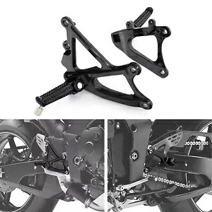ブラックフロントフットレストフットペグブラケットヤマハ YZF-R1 YZFR1 2009-2014 13 に適合 Black Front Footrest Foot Pegs Bracket Fit For Yamaha YZF-R1 YZFR1 2009-2014 13 【並行輸入品】