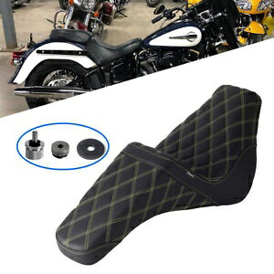 スポーツスタイル イエロー&ブラック 2アップシート シートフェンダーマウントキット付き ハーレーストリートボブ用 Sport Style Yellow&Black 2-Up Seat w/Seat Fender Mount Kit For Harley Street Bob 【並行輸入品】