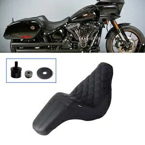 ブラック シート クッション シート フェンダー ワッシャー ナット キット付き ソフテイル スポーツ グライド FLSB 18+用 Black Seat Cushion w/Seat Fender Washer Nut Kit For Softail Sport Glide FLSB 18+ 【並行輸入品】