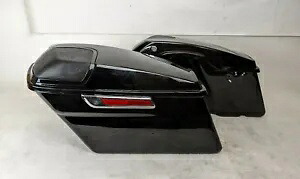 グロスブラック サドルバッグ ペア セット ポーク スピーカー アンプ 1000W ロック ハーレー カスタム Gloss Black Saddlebags Pair Set Polk Speakers Amp 1000W Lock Harley Custom 【並行輸入品】