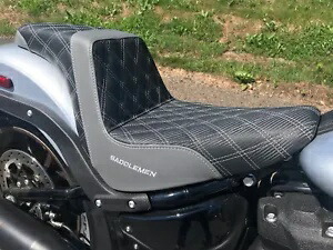 サドルメン ステップアップ シルバー格子ステッチ カーボングリッパーシート ハーレー ソフテイル FXLRS Saddlemen Step Up Silver Lattice Stitch Carbon Gripper Seat Harley Softail FXLRS 【並行輸入品】