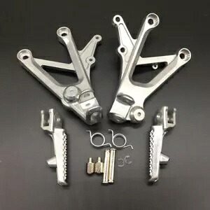 バイクフロントフットペグブラケットホンダ CBR600 F4 F4i 1999-2006 シルバー Motorbike Front Foot Pegs Bracket Fit For Honda CBR600 F4 F4i 1999-2006 Silver 【並行輸入品】