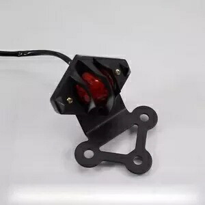 赤いレトロなブレーキ ストップ ランニング テール ライト チョッパー ボバー オールドスクール クルーザー モーター Red Retro Brake Stop Running Tail Light Chopper Bobber Old School Cruiser Motor 【並行輸入品】