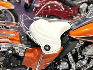 HARLEY ホワイトレザーソロシートキット 2009年以降 FLTP、2022年以降 FLHK、 HARLEY White Leather Solo Seat Kit fits 2009-UP FLTP, 2022-UP FLHK, 【並行輸入品】