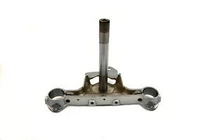 HARLEY ロック付きロワー クローム トリプル ツリー 1949-1984 FLH に適合 HARLEY Lower Chrome Triple Tree with Lock fits 1949-1984 FLH, 【並行輸入品】｜カスタムパーツ WORLD倉庫