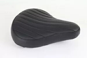ハーレーバットタックアンドロールレザーソロシートは0-カスタムに適合します。 HARLEY Bat Tuck and Roll Leather Solo Seat fits 0- Custom, 【並行輸入品】