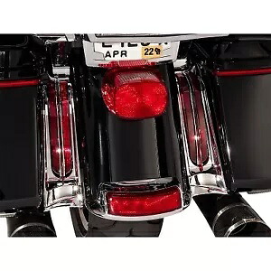 Ciro ライト付き LED フィラーパネル レッド/クローム ハーレー ウルトラクラシック ロードキング 14-20 Ciro Lighted LED Filler Panel Red/Chrome Harley Ultra Classic Road King 14-20 【並行輸入品】