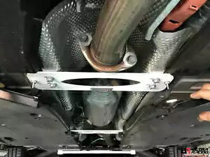 ミドルロアバー 2017-2023 レクサス ES 300H / トヨタ カムリ 2.5 2WD ウルトラレーシング用 Middle Lower Bar for 2017-2023 Lexus ES 300H / Toyota Camry 2.5 2WD Ultra Racing 【並行輸入品】|カスタムパーツ WORLD倉庫