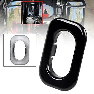 ハーレーストリートグライドトライク FLHXXX FLHX 用ブラックリアアンテナ穴アクセントカバー Black Rear Antenna Hole Accent Cover For Harley Street Glide Trike FLHXXX FLHX 【並行輸入品】