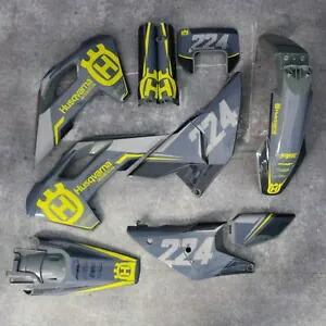 プラスチック + グラフィック Husqvarna TE FE 2024 2025 グレーイエロー適用 + レースナンバー Plastics + Graphics Husqvarna TE FE 2024 2025 Gray Yellow applied + Race Number 【並行輸入品】 147,400円