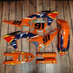 プラスチック + グラフィック適用 KTM 2023 2024 XC XC-F SX SX-F レース番号 + 名前 Plastics + Graphics applied KTM 2023 2024 XC XC-F SX SX-F Race Number + Name 【並行輸入品】