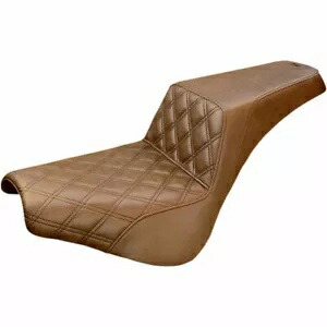 Saddlemen ブラウン ステップアップ フロント格子ステッチ シート 2018-19 ハーレー ソフテイル モデル Saddlemen Brown Step-Up Front Lattice Stitch Seat 2018-19 Harley Softail Models 【並行輸入品】