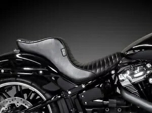 Le Pera プリーツ ステッチ ブラック ビニール チェロキー ステップ 2 アップ シート ハーレー 18+ ソフテイル Le Pera Pleated Stitch Black Vinyl Cherokee Step 2 Up Seat Harley 18+ Softail 【並行輸入品】