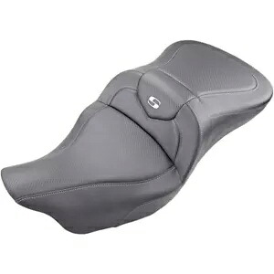 Saddlemen ハーレーツーリング用カーボンファイバーエクステンデッドリーチロードソファシート Saddlemen Carbon Fiber Extended Reach Road Sofa Seat for Harley Touring 【並行輸入品】｜カスタムパーツ WORLD倉庫