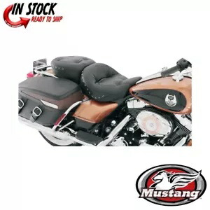 マスタング 1 ピース ウルトラ ツーリング シート リーガル スタイル ブラック スタッズ 0801-0460 Mustang 1-Piece Ultra Touring Seat Regal Style Black Studs 0801-0460 【並行輸入品】