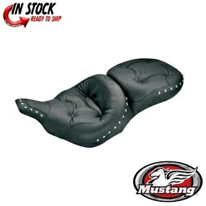 マスタング 1 ピース ウルトラ ツーリング リーガル シート リーガル スタイル (クローム スタッド付き)。 18 Mustang 1-Piece Ultra Touring Regal Seat Regal style w/ chrome studs; 18 【並行輸入品】