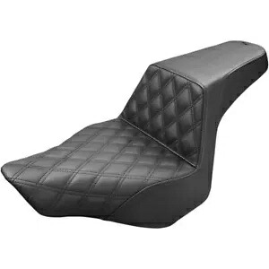 Saddlemen ブラック ステップアップ フロント ラティス ステッチ シート 2013-17 ハーレー FXSB ブレイクアウト Saddlemen Black Step-Up Front Lattice Stitch Seat 2013-17 Harley FXSB Breakout 【並行輸入品】｜カスタムパーツ WORLD倉庫