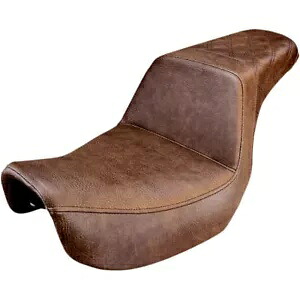 Saddlemen ブラウン ステップアップ リア LS シート 2006-2017 ハーレー ダイナ モデルに適合 Saddlemen Brown Step Up Rear LS Seat fits 2006-2017 Harley Dyna Models 【並行輸入品】