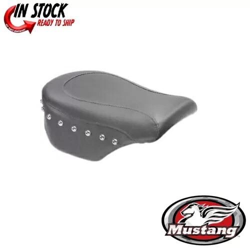 マスタング スタッズ リアシート ブラック ハーレーダビッドソン XL XLC XLL XLN XLR 04-20 Mustang Studded Rear Seat Black Harley Davidson XL XLC XLL XLN XLR 04-20 【並行輸入品】|カスタムパーツ WORLD倉庫