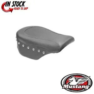 マスタング スタッズ リアシート ブラック ハーレーダビッドソン XL XLC XLL XLN XLR 04-20 Mustang Studded Rear Seat Black Harley Davidson XL XLC XLL XLN XLR 04-20 【並行輸入品】