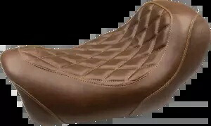 マスタング フロント - バックレストなし ワイド トリッパー ソロ シート - 75043 ブラウン ダイヤモンド Mustang Front - without Backrest Wide Tripper Solo Seat - 75043 Brown Diamond 【並行輸入品】