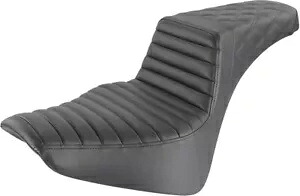 ステップアップ タック アンド ロール 2 アップ シート - ブラック Saddlemen 818-33-176 Step-Up Tuck and Roll 2-Up Seat - Black Saddlemen 818-33-176 【並行輸入品】