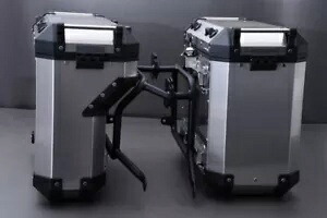 サイドケース 78L アルミ + ブラケット + アタッチメント SUZUKI VSTROM 650 /XT 2017-2024- Side case 78L aluminium + brackets + attachments SUZUKI VSTROM 650 /XT 2017-2024- 【並行輸入品】｜カスタムパーツ WORLD倉庫
