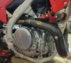 P3 カーボンファイバーヘッダーヒートシールド #205083 ホンダ CRF450R/CRF450RX 2021-2023 P3 Carbon Fiber Header Heat Shield #205083 for Honda CRF450R/CRF450RX 2021-2023 【並行輸入品】｜カスタムパーツ WORLD倉庫