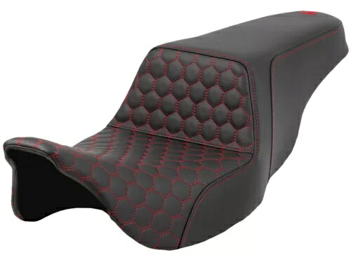 Saddlemen ステップアップ ブラック シート - レッド HC ハニカム ステッチ (A808-07B-177RED) Saddlemen Step-Up Black Seat - Red HC Honeycomb Stitch (A808-07B-177RED) 【並行輸入品】｜カスタムパーツ WORLD倉庫