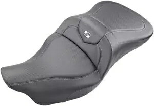 Saddlemen ロードソファ カーボン/ブラック シート 2009-2024 ハーレー トライ グライド (808-07B-185T) Saddlemen Roadsofa Carbon/Black Seat 2009-2024 Harley Tri Glides (808-07B-185T) 【並行輸入品】 191,400円