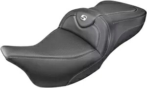 Saddlemen ロードソファ カーボン/ブラック シート シルバー ステッチ (808-07B-185) Saddlemen Roadsofa Carbon/Black Seat w/Silver Stitching (808-07B-185) 【並行輸入品】｜カスタムパーツ WORLD倉庫