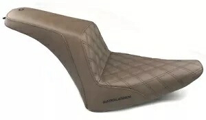 サドルメン ステップアップ 格子ステッチ ブラウンシート '11-'17 FXS/FLS/FLSS (812-26-172BR) Saddlemen Step-Up Lattice Stitch Brown Seat '11-'17 FXS/FLS/FLSS (812-26-172BR) 【並行輸入品】｜カスタムパーツ WORLD倉庫