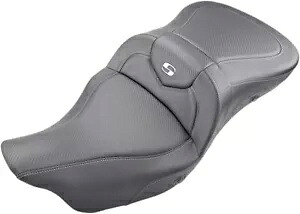 Saddlemen ロードソファ ヒーター付き拡張リーチ カーボン/ブラック シート (808-07B-186HCT) Saddlemen Roadsofa Heated Extended Reach Carbon/Black Seat (808-07B-186HCT) 【並行輸入品】