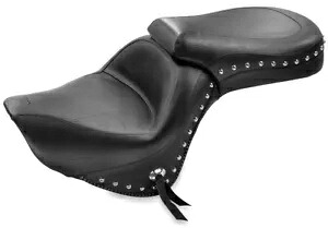 マスタング スタンダード ツーリング ワンピース ブラック シート - クローム スタッズ & コンチョ (76126) Mustang Standard Touring 1-Piece Black Seat - Chrome Studded & Conchos (76126) 【並行輸入品】