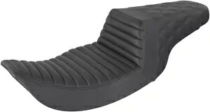 サドルメン ステップアップ フロント タックンロール/リア ラティス ステッチ ブラック シート (897-06-176) Saddlemen Step-Up Front Tuck-n-Roll/Rear Lattice Stitch Black Seat (897-06-176) 【並行輸入品】
