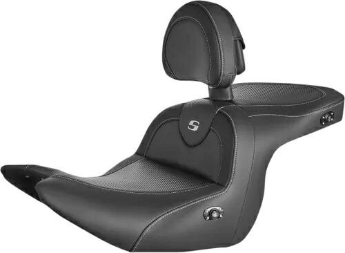 Saddlemen ロードソファ ヒーター付きブラック カーボンルック シート 背もたれ付き (H18-07-185BRHCT) Saddlemen Roadsofa Heated Black Carbon-Look Seat w/Backrest (H18-07-185BRHCT) 【並行輸入品】｜カスタムパーツ WORLD倉庫