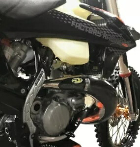 P3 エキゾーストパイプガード/ヒートシールドカーボンファイバー #101072 Husqvarna/KTM P3 Exhaust Pipe Guard/Heat Shield Carbon Fiber #101072 Husqvarna/KTM 【並行輸入品】｜カスタムパーツ WORLD倉庫 59,400円