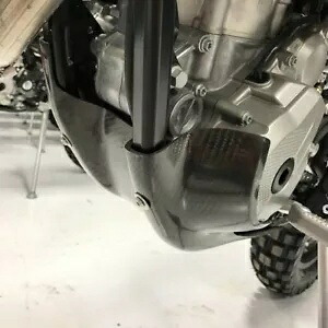 P3 カーボンファイバー エンデューロ スキッド プレート #301096 ハスクバーナ/KTM P3 Carbon Fiber Enduro Skid Plate #301096 Husqvarna/KTM 【並行輸入品】