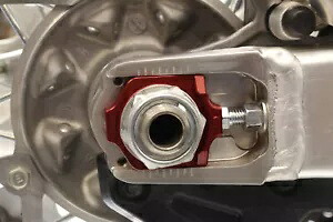 Works レッド アルミニウム エリート アクスル ブロック ペア ホンダ CR125R 00-07用 Works Red Aluminum Elite Axle Block Pair for Honda CR125R 00-07 【並行輸入品】 45,045円