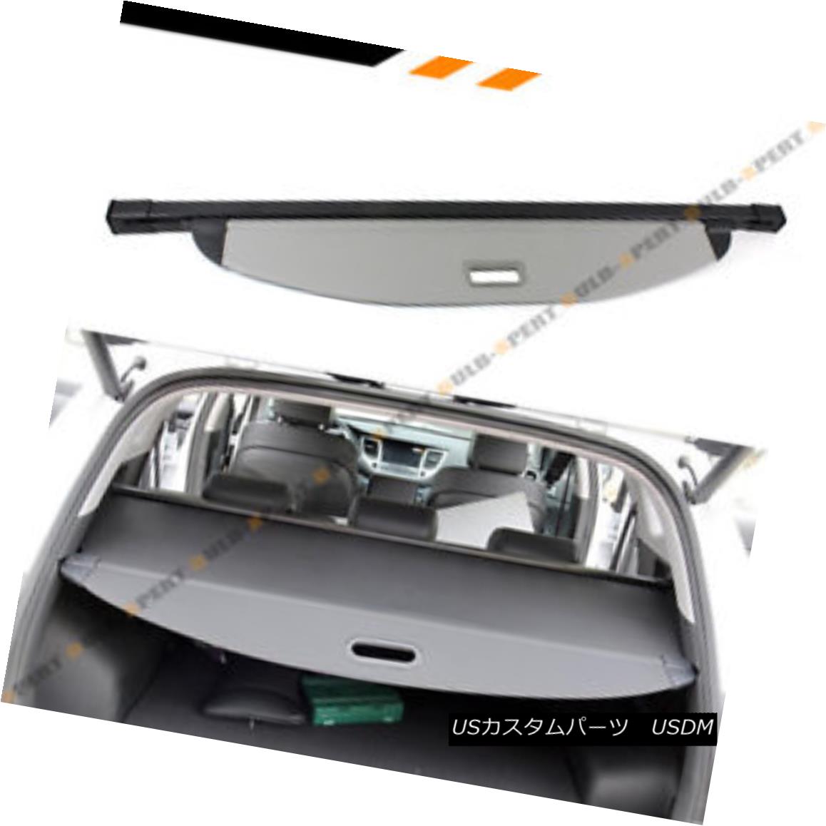 エアロパーツ For 2017-2018 Hyundai Santa Fe Sport Retractable Cargo Cover Luggage Shade Grey ヒュンダイサンタフェスポーツレトラクタブルカーゴカバーラゲッジシェードグレー 【並行輸入品】