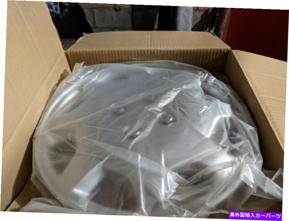 Wheel Covers Set of 4 4本の銀ホイールカバーのセット（8スポークシルバー）15\