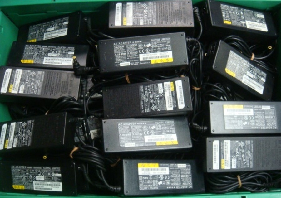 【中古】純正富士通 ACアダプター LIFEBOOK A550/A A550/B NB90L/W AH700 A572/E A573/G FMVA0200D/A743/G WA3/C2 WA2/C2 AH53/C2対応 動作品 コネクタサイズ約5.5mm*2.5mm　50個セット