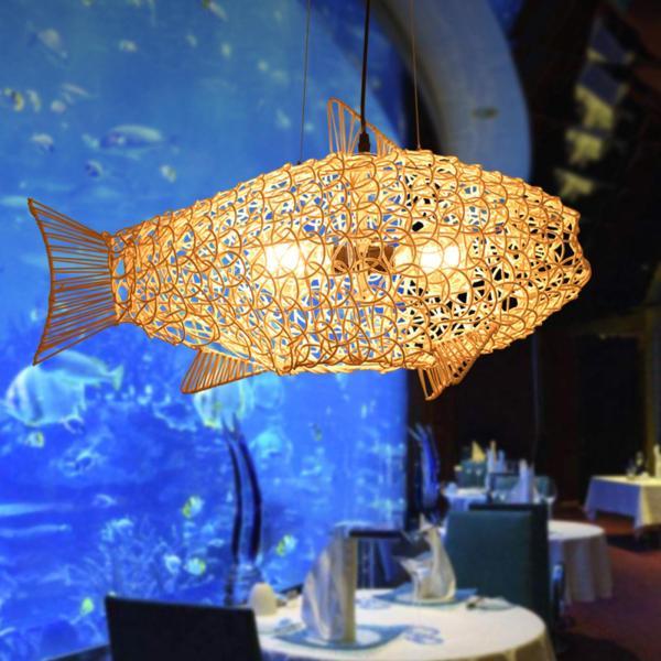 大衆食堂の勝手もと島の目的の魚の形をした提燈によって編まれる藤の吊り下げ式ともし火