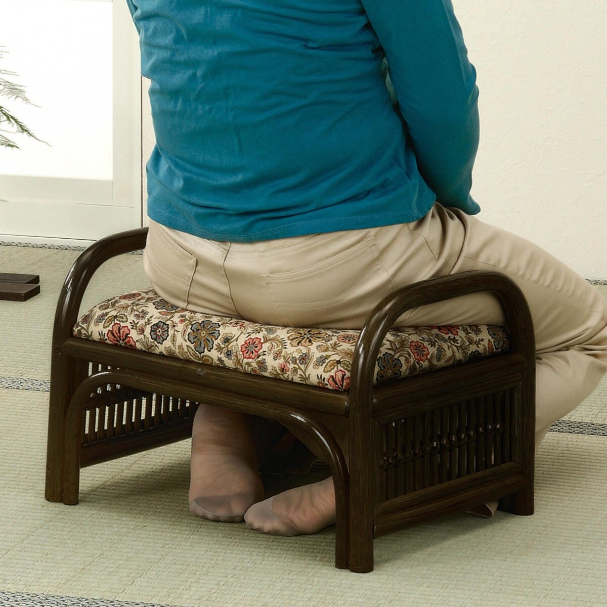 籐 らくらく座椅子 ロータイプ 座面高24cm 正座椅子 ラタンチェア ラタン製 椅子 籐製座椅子 チェア パーソナルチェア リラックスチェア 和 アジアン 肘掛け付き