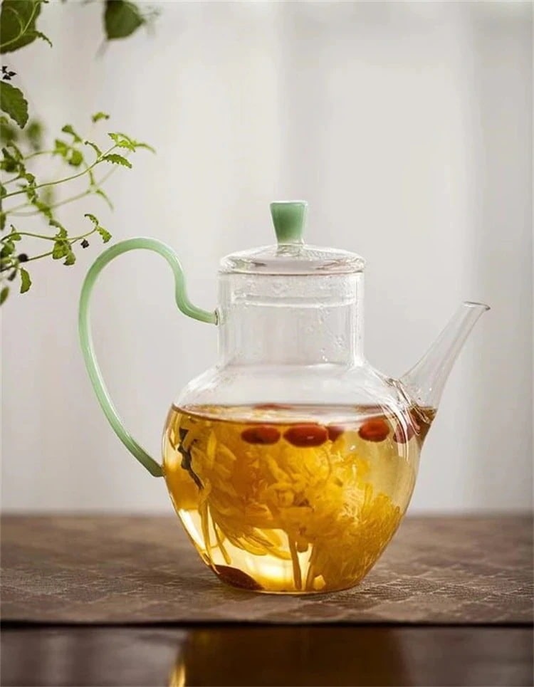 この耐熱瑠璃製ティーポットは、熱湯はもちろん、花茶、フルーツお茶、りんごの木茶など、盛りだくさんな茶の葉を淹れるのに適しています。